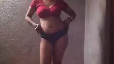 Desi52 aunty stripping her green-red saree and exposing her awesome figure!