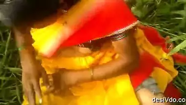 Indian village bhabhi outdoor boob show