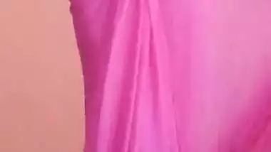 Shari wali sexy bhabhi showing tight boobs and pussy