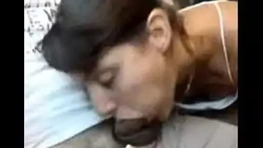Sexy New Delhi Aunty Gives Blowjob to Lover In Train