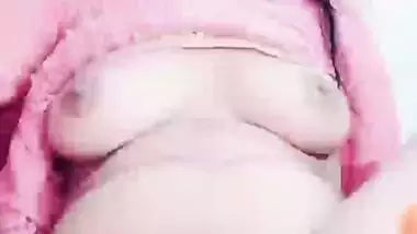 Viral beautiful girl rubbing clit and fingering pussy
