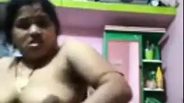 Big-assed Desi mom masturbates broken slit with the thick vegetable