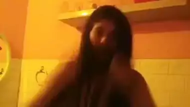 Indian exposes her XXX boobies in an amateur sex video in the bathroom