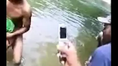 Desisex video of a young couple enjoying outdoor sex in a pond