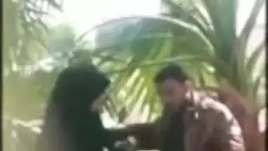 Cheating Paki aunty sucks dick outdoor in the park and swallows cum, Desi mms