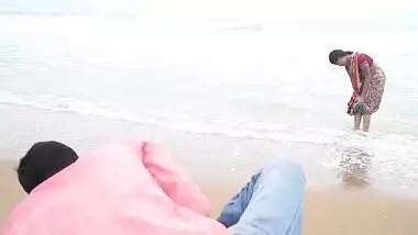 Wet Aunty At Juhu Beach - Movies. video2porn2