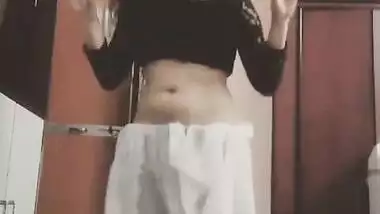 Sexy desi babe with tempting naval dancing