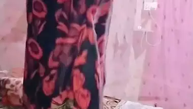 Homely village wife wearing saree viral boobs show