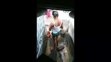 Hot young girl bathing video secretly filmed 1