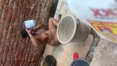 Boy sneakily films how Indian neighbor washes XXX assets outdoors