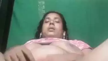MILF big pussy hole shown with nude show for lover
