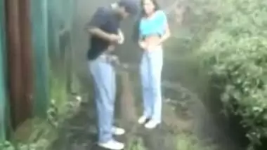 Morena hindu haciendo una mamada en la calle - pinguino69