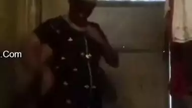 Mallu Bhabhi Shows Her Boobs