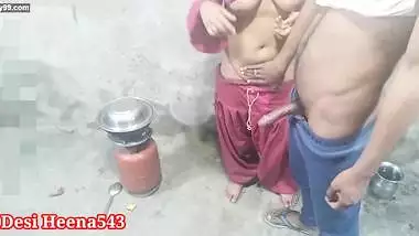The brother-in-law, who is cooking food in the kitchen, was stunned by the brother-in-law in a clean voice