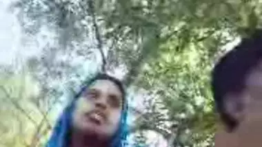 Desi aunty handjob in park