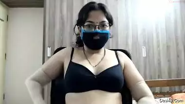 Today Exclusive- Sexy Desi Bhabhi Showing Her Boobs And Masturbating On Live Show Part 2