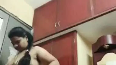 Tamil milf hot aunty dress change recorded on cam