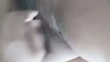 Busty Lahore babe masturbates with a toothpaste pouch