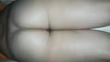 Naughty Desi MILF rubs trimmed snatch and shakes XXX booty for lover