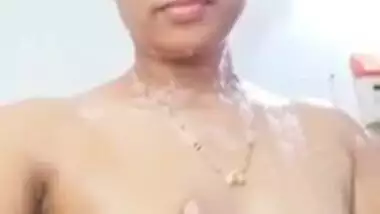 Super Cute aunty bathing full nude