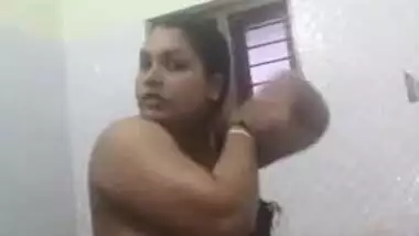 Man set the camera to film big beautiful Desi woman and her XXX tits