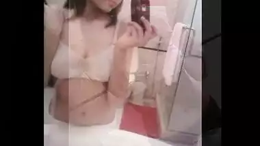 Indian desi hot chick nude showing