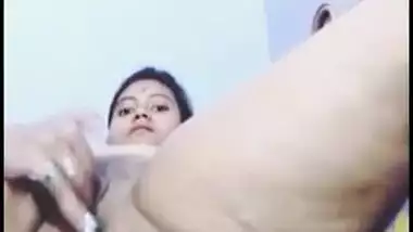 Indian bhabi fing her hot puussy and make video