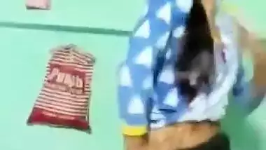 Sexy desi gf lifting salwar and showing her sexy naval dance