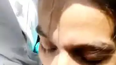 Desi girl giving blowjob inside running car