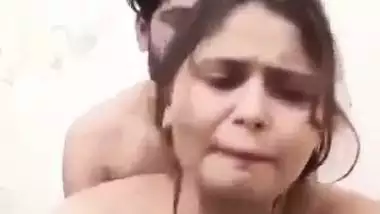 Husband bangs his nude wife’s pussy in the desi sex video