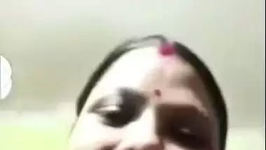 Village aunty saree lifting naked pussy viral show