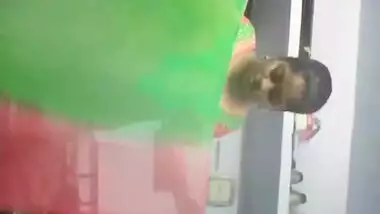 Desi chick with nice XXX curves changes clothes and record quick sex video