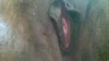 Desi aunty exposing tits and pussy.