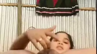 Hot selfie XXX video of Desi village girl sticking fingers into twat