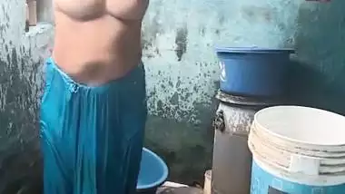 Mature aunty topless bathing caught on camera