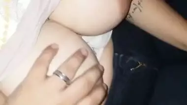Pumping boobs of Pakistani Bhabhi inside car