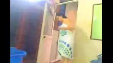 Fsiblog – Paki chubby bhabi hot bath scene MMS