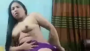Bangladeshi chubby Bhabhi fingering pussy on cam