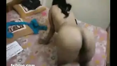 Sexy matured desi aunt giving herself for money from Hyderabad getting captured by broker