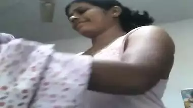 Woman accidentally exposes her XXX titties changing the sex sari