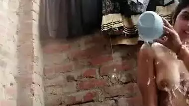 Pubjabi cute face bhabi nude bath