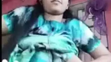Cute Bengali Desi XXX girl showing her boobs on video call