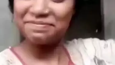 Paki Girl from Karachi Showing to BF