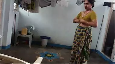 Indian home made mms clip of village aunty removed dress front of cam