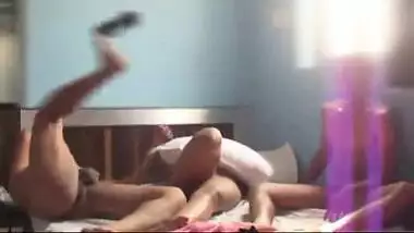 College ladki ki chut ko 2 dosto ne milkar choda